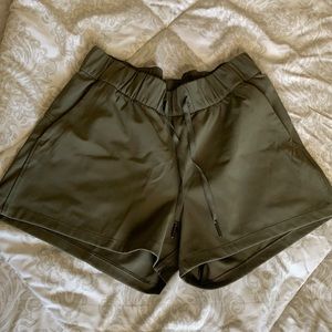 Lululemon On The Fly Short 4” grey sage size 6